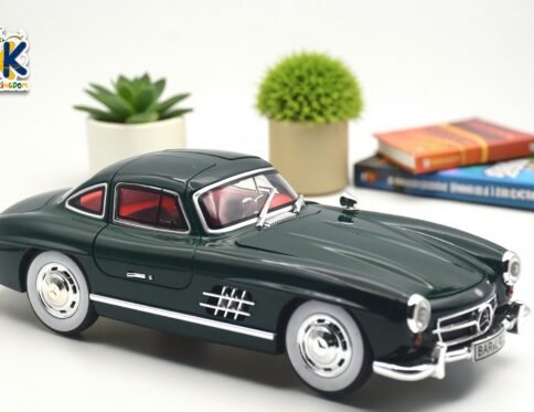 Vintage Die-Cast Metal Luxury Sports Car – 1:24 Scale Collectible Toy with Opening Doors & Real Smoke Effect
