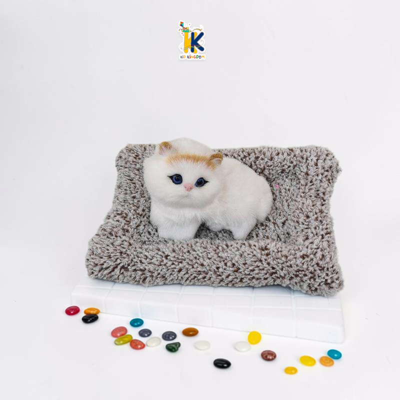 Image 2: Close-up of lifelike plush kitten face showing blue eyes, pink nose, and soft faux fur[cite: 19]